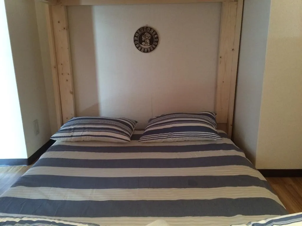 Central Osaka Bed And Breakfast Hostel 0*,  יפן